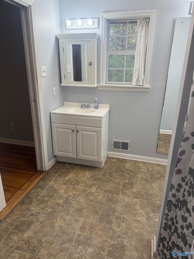 bathroom featuring a shower with shower curtain and vanity