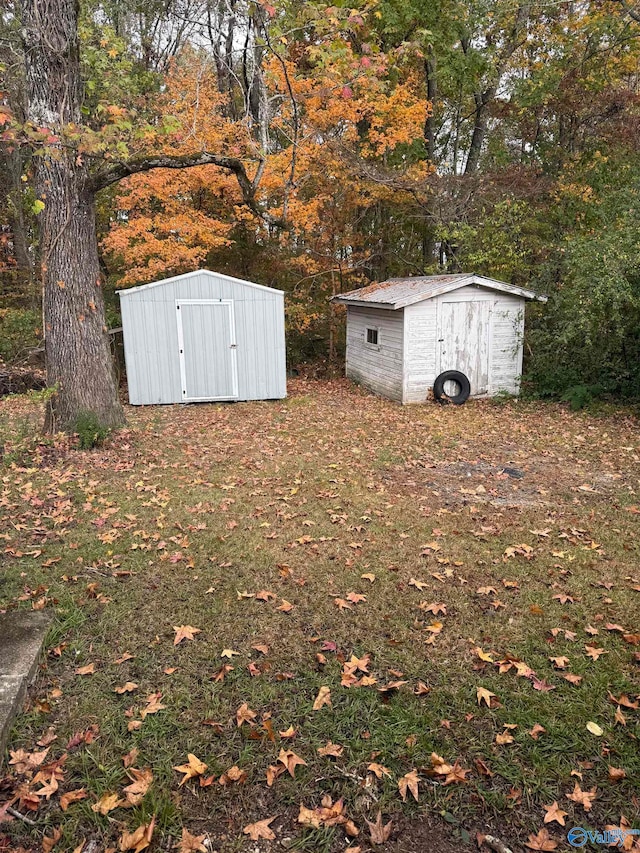 view of yard featuring a storage unit