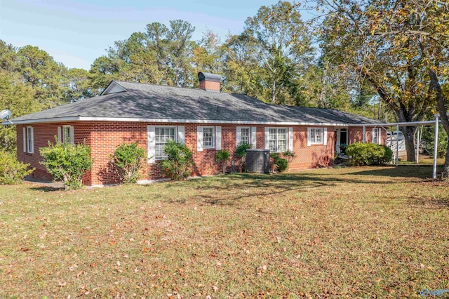 view of front of property with a front yard