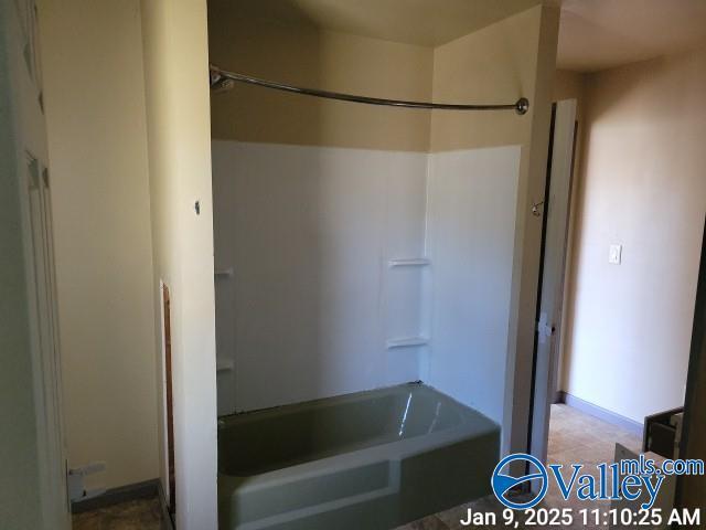 bathroom with shower / washtub combination