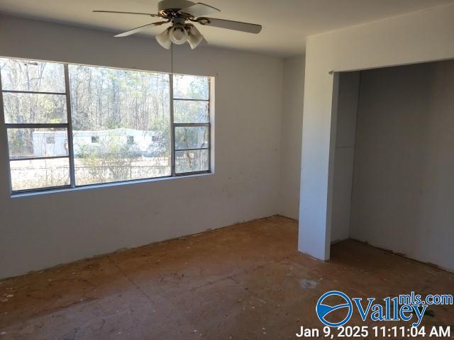 unfurnished bedroom featuring ceiling fan