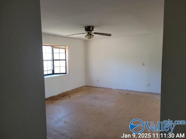 empty room featuring ceiling fan