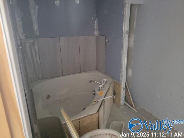 bathroom featuring a tub