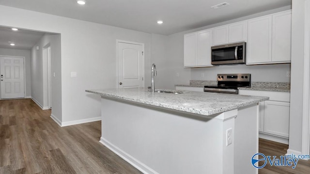 111 Wellspring Rd, Huntsville, AL 35810 - kitchen with stainless steel appliances, a sink, a kitchen island with sink, dark wood-style flooring, and recessed lighting