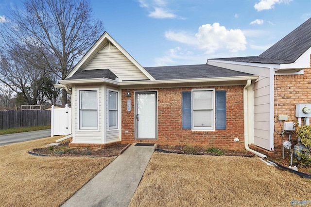 view of front of home featuring a front lawn