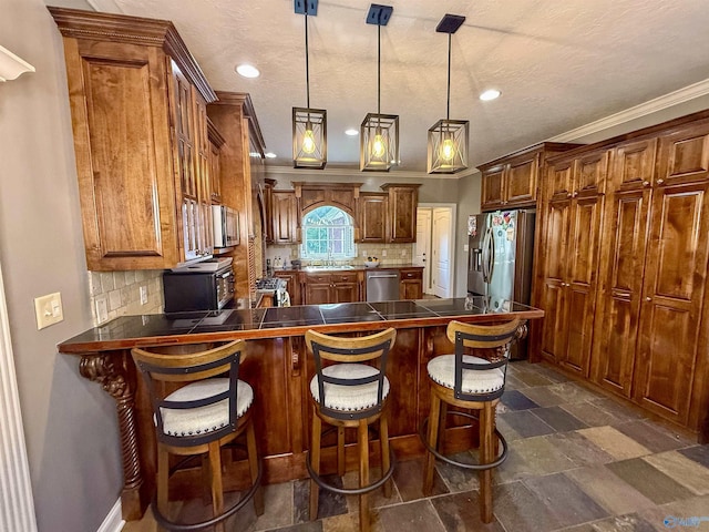 166 Hickory Rdg, Glencoe, AL 35905 - kitchen featuring appliances with stainless steel finishes, a sink, a peninsula, tasteful backsplash, and recessed lighting