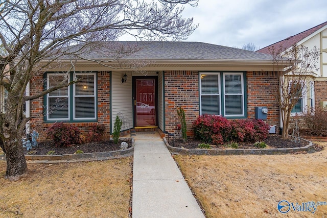 view of front of home featuring a front yard