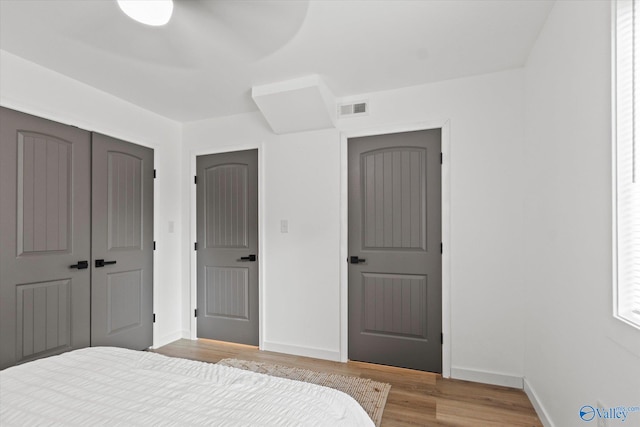 bedroom featuring light hardwood / wood-style flooring, a closet, and ceiling fan