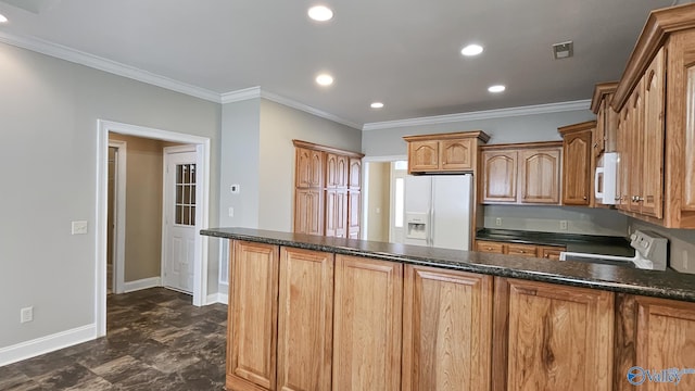 kitchen with crown molding, a peninsula, baseboards, white appliances, and recessed lighting