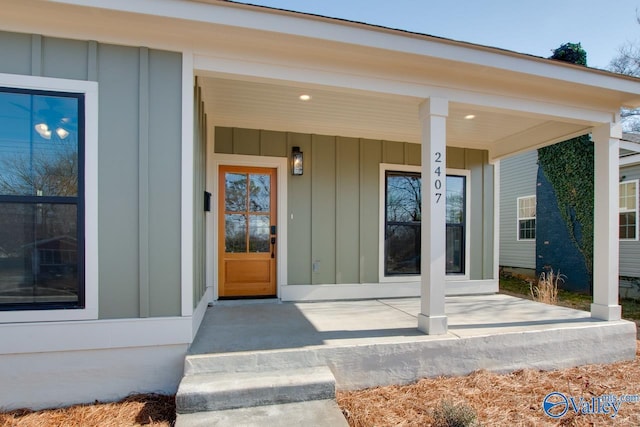 entrance to property featuring covered porch