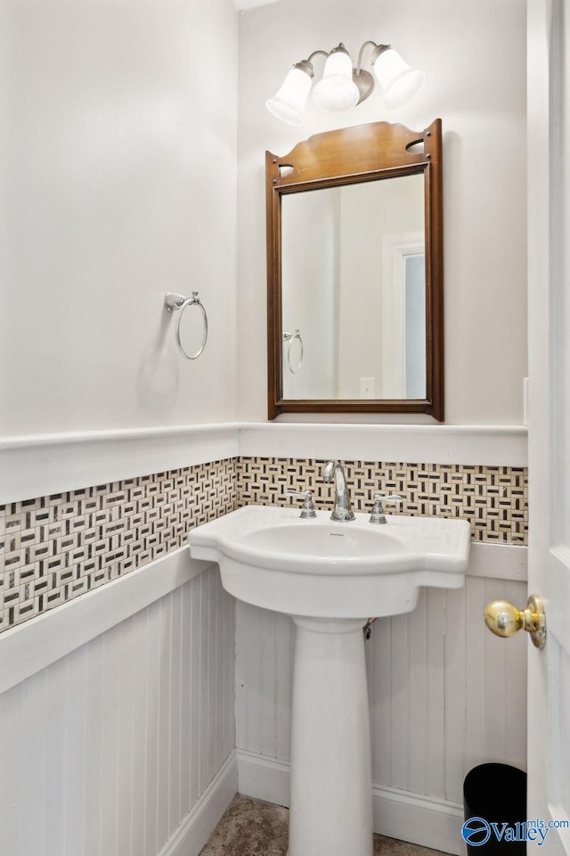 bathroom featuring sink