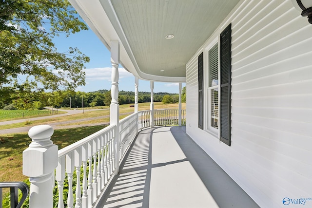 balcony featuring covered porch