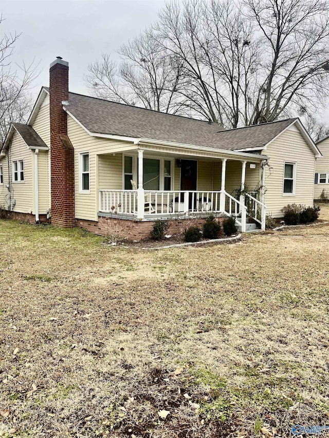 single story home with a front lawn and covered porch