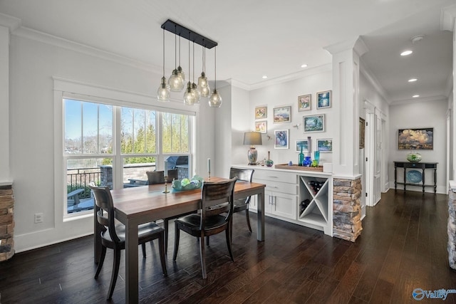 dining room with recessed lighting, baseboards, dark wood-style flooring, and crown molding