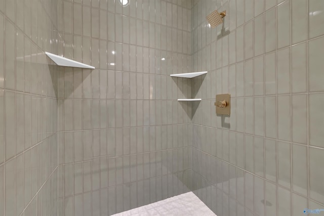 bathroom featuring tiled shower