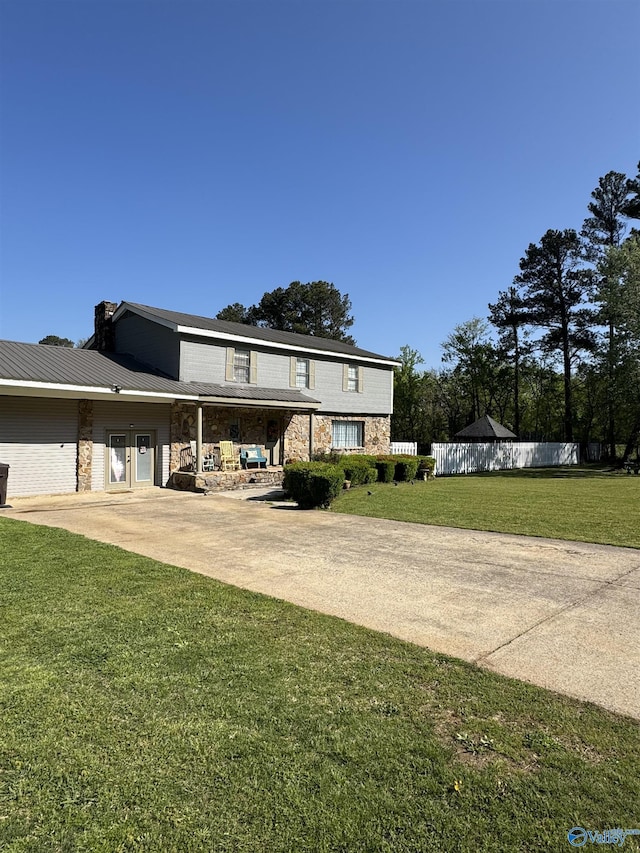 view of front of property featuring a front yard and fence