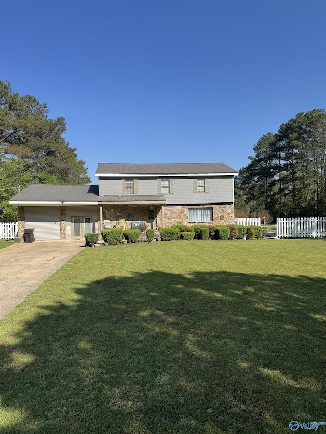view of front facade featuring metal roof, a front yard, and fence