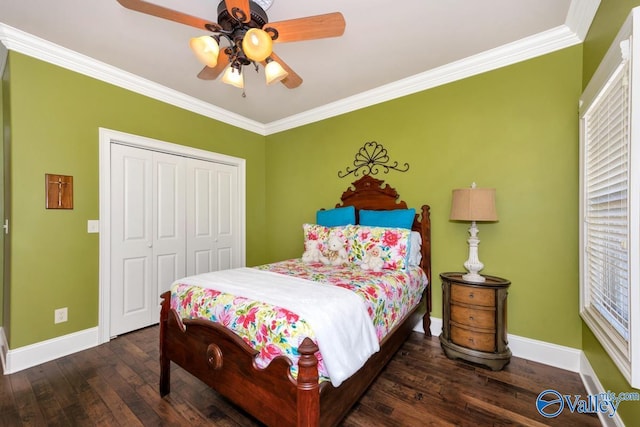 bedroom with ceiling fan, a closet, dark hardwood / wood-style flooring, and ornamental molding