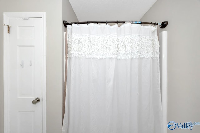 2614 Vista Dr SE, Huntsville, AL 35803 - full bathroom featuring curtained shower and a textured ceiling
