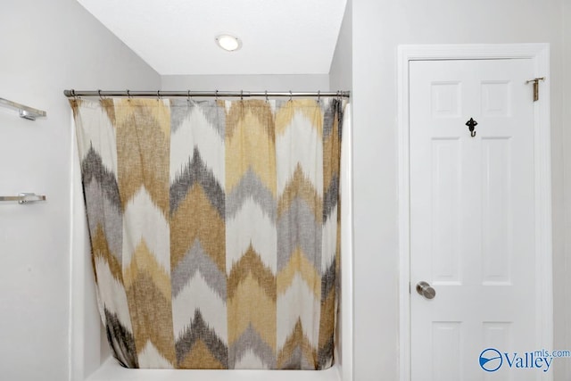2614 Vista Dr SE, Huntsville, AL 35803 - bathroom with a shower with shower curtain