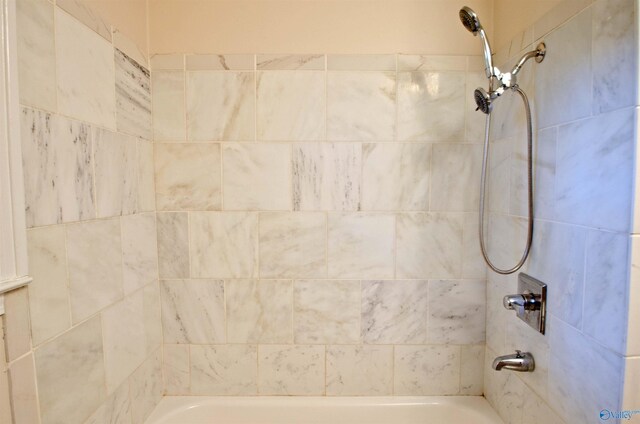 bathroom featuring tiled shower / bath