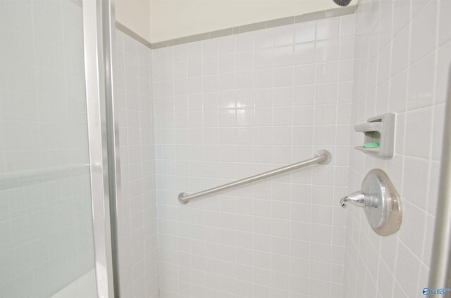 bathroom featuring a tile shower