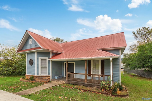 view of front of property with a front lawn and covered porch