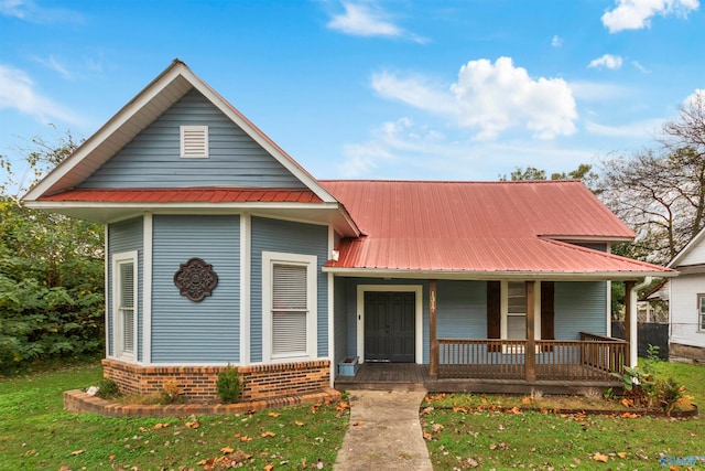 view of front of property with a porch and a front lawn