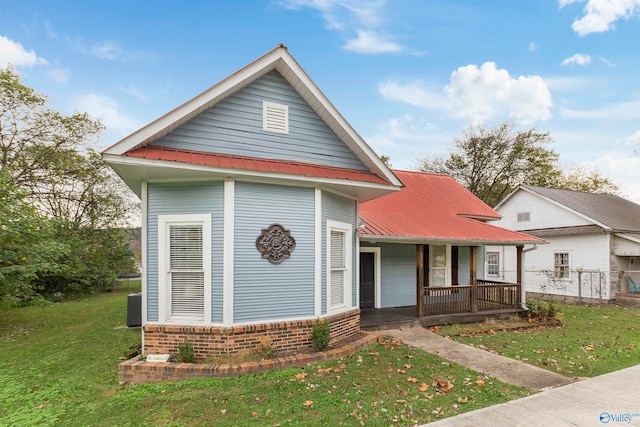 view of front of property featuring a front lawn and a porch