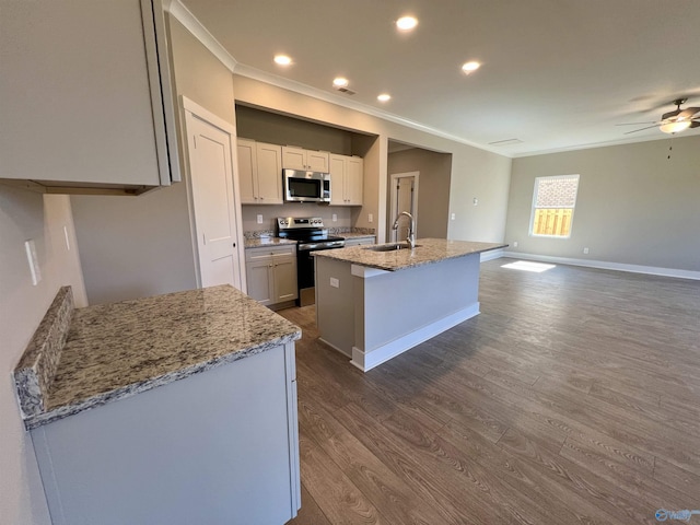 kitchen featuring ceiling fan, dark wood-style flooring, a sink, baseboards, and appliances with stainless steel finishes