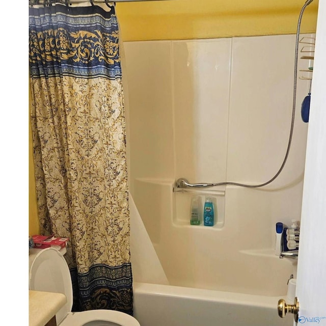 bathroom featuring toilet and shower / tub combo