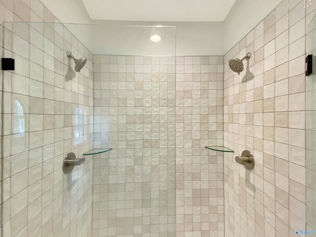 bathroom featuring a tile shower