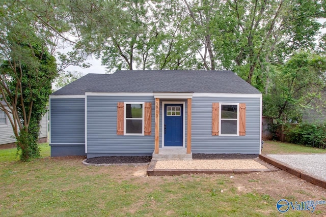 3913 Pine Ave SW, Huntsville, AL 35805 - bungalow-style home featuring roof with shingles and a front lawn