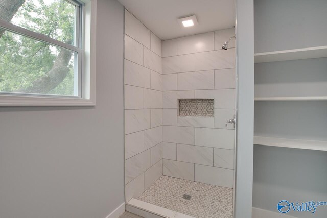 3913 Pine Ave SW, Huntsville, AL 35805 - bathroom with a tile shower