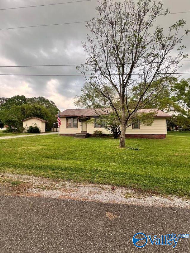 view of front of home with a front lawn