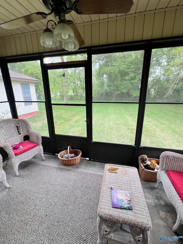 sunroom featuring ceiling fan