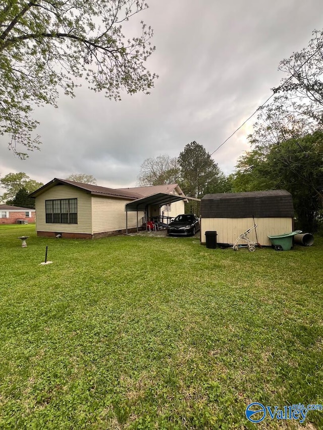 view of yard featuring a storage shed and a carport