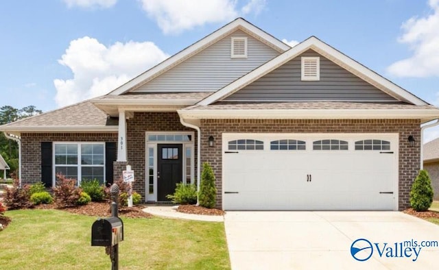 craftsman house featuring a front lawn and a garage