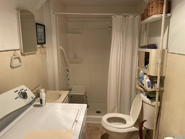 full bath featuring a shower stall, tile walls, a wainscoted wall, toilet, and washing machine and dryer