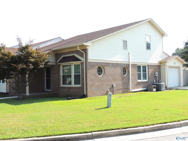 view of front of home featuring a front yard