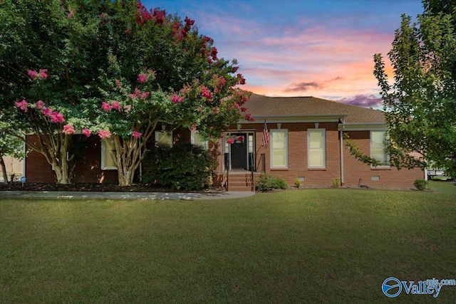 view of front facade with a lawn