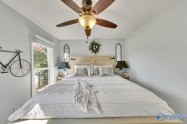 bedroom featuring ceiling fan and a textured ceiling