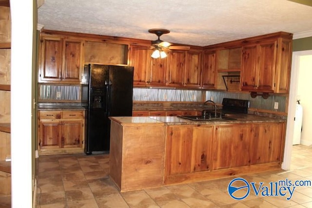 kitchen with ceiling fan, sink, kitchen peninsula, and black appliances