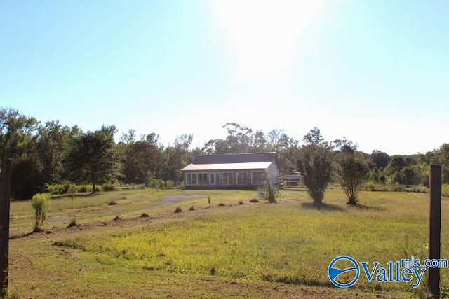 view of yard featuring a rural view