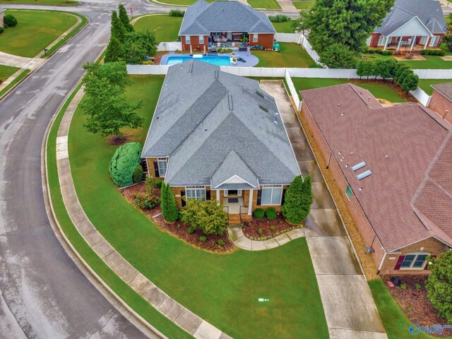 view of front of home featuring a front yard