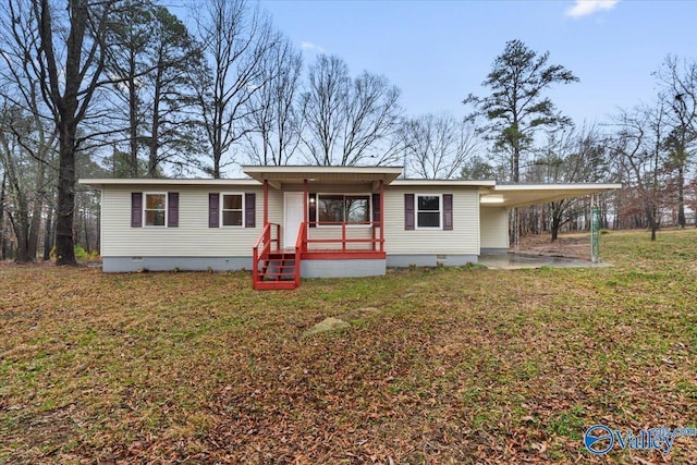 view of front of home featuring a carport, covered porch, and a front lawn