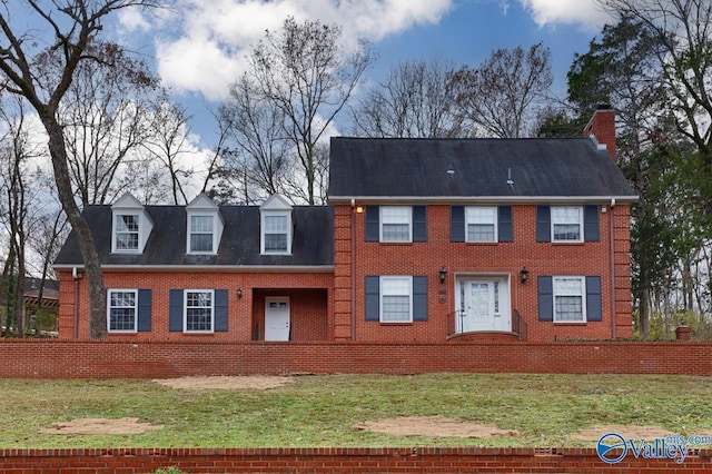 view of front of property featuring a front yard