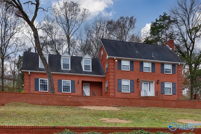 colonial house featuring a front lawn