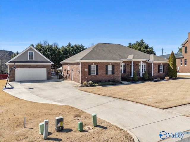 view of front of home featuring driveway, brick siding, and a front lawn