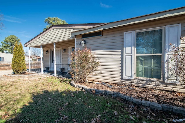 view of front of property featuring a front lawn